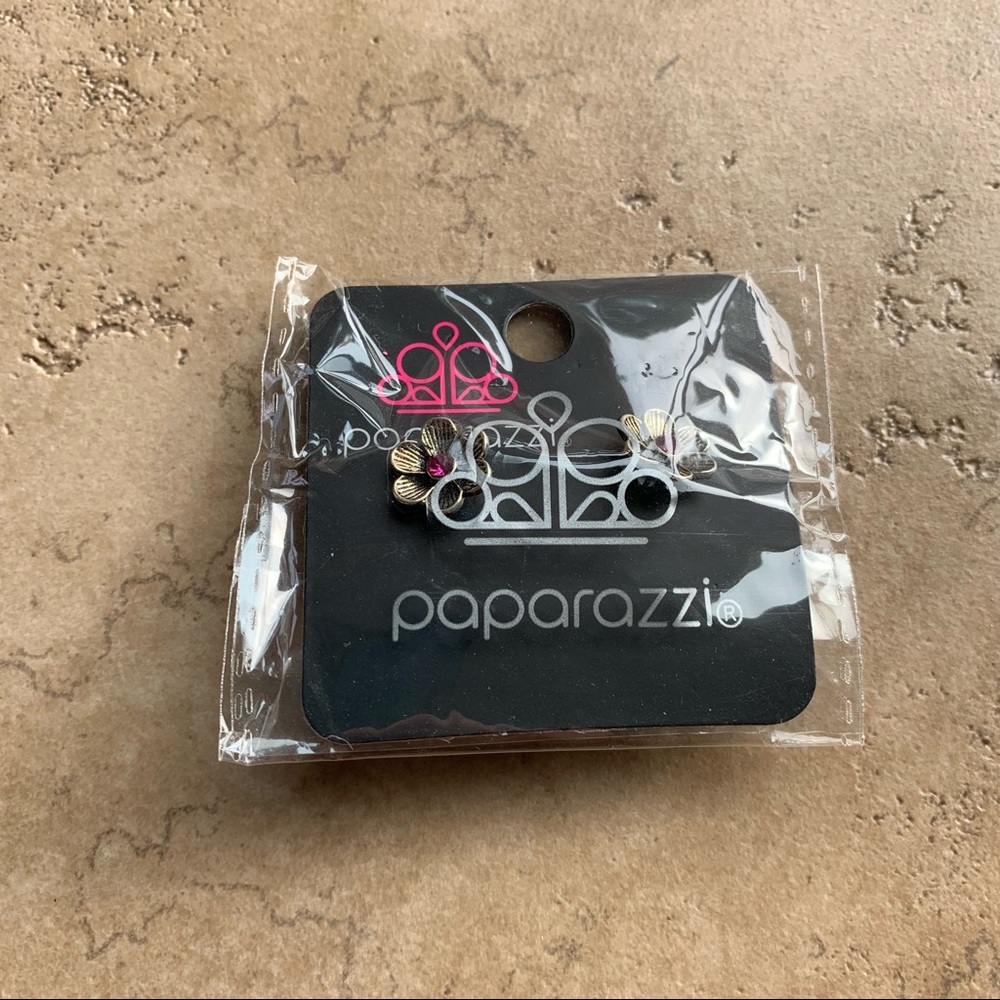 NWT Paparazzi flower stud earrings
